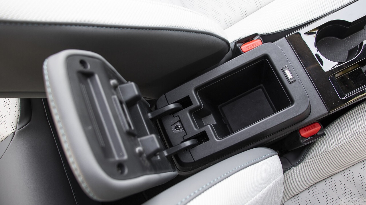 Front Centre Arm Rest Storage
